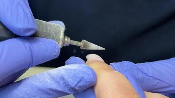 nagel bemästra applicering gel putsa, steg förbi steg guide.manikyrist är använder sig av en nagel fil, borr, först, ta bort ytterhud med avbitartång och skjuta på med pinne.kvinna polering, rengöring, avfettning och använder sig av uv lampa. video