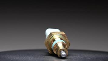 en ny mekanisk omvänd redskap sensor i en bilens växellåda. roterande på en svart lutning bakgrund. video