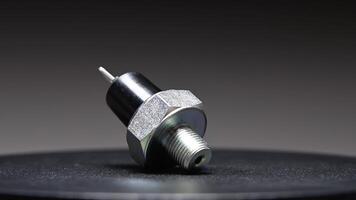 reserv del. ny motor olja temperatur sensor. roterande ny del mot en lutning bakgrund. grund djup av fält. video