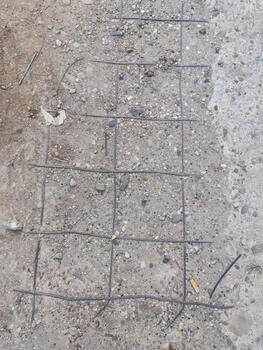 hormigón suelo con cuadrícula cable patrón, industrial estructura textura, mínimo fondo, construcción detalle, arquitectónico material composición, áspero superficie elemento, taller piso diseño. foto