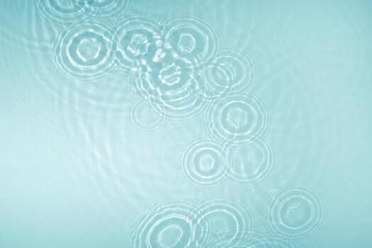 agua antecedentes con pequeño burbujas antecedentes con claro azul agua. transparente agua superficie con salpicaduras y ola textura con ondas parte superior vista, un sitio a Copiar foto