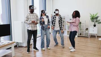 groupe de diverse personnes dans décontractée travail Bureau réglage en utilisant virtuel réalité des lunettes pour divertissement et collaboration, démontrant innovation, travail en équipe, et ordinateur La technologie la créativité. video