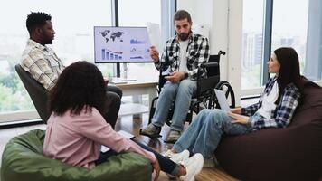 grupo do quatro pessoas, diverso fundos, discutindo finanças e estratégias dentro moderno, relaxado área de trabalho com gráficos video