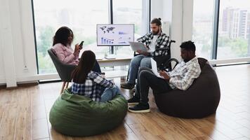 diverso grupo de joven adultos celebrando equipo éxito con elevado manos en oficina ajuste video