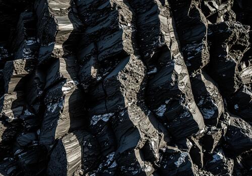 extremo cerca arriba de áspero negro volcánico basalto rock textura y geológico columnas foto