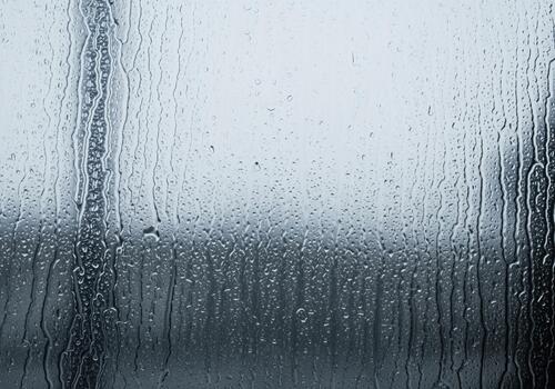 pesado agua de lluvia corriendo abajo un texturizado vaso ventana cristal creando un resumen modelo foto