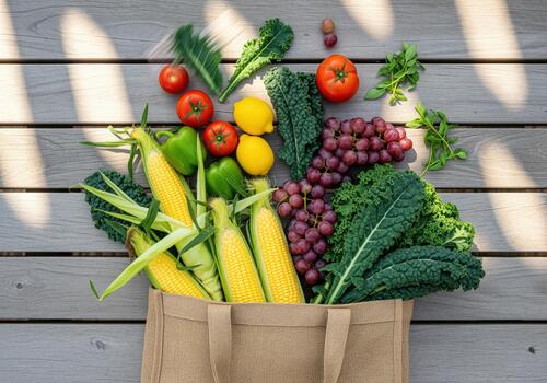 Fresco verano Produce desbordante desde un reutilizable compras bolso en un soleado de madera cubierta foto