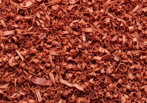 denso modelo de rojizo marrón cedro madera virutas creando un detallado natural textura foto