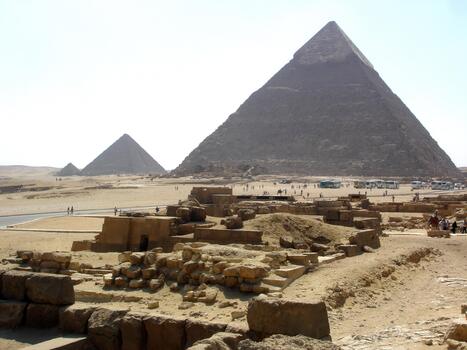 explorador el icónico pirámides de giza en el Desierto paisaje de Egipto cerca El Cairo foto