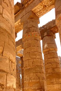 explorador el antiguo karnak templo complejo con icónico columnas y jeroglíficos foto
