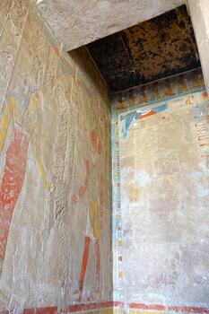 explorador antiguo jeroglíficos en el mortuorio templo de hatshepsut deir el bahri Egipto foto