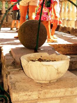 visitantes explorador el único caracteristicas de nuestra dama de el rocas Iglesia en kotor bahía, montenegro foto