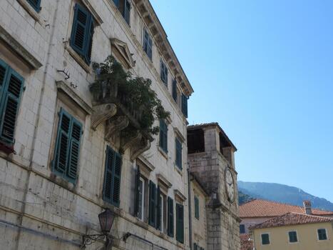 explorador el histórico arquitectura de antiguo pueblo kotor en montenegro debajo claro azul cielo foto