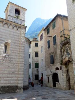 vagante mediante el histórico calles de kotor, explorador antiguo arquitectura y maravilloso puntos de vista foto