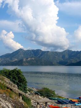 explorador el tranquilo belleza de patinar lago en montenegro con cautivador montaña puntos de vista foto