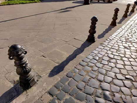 artístico barandillas fundición alargado oscuridad en un guijarro calle en el calentar tarde ligero foto