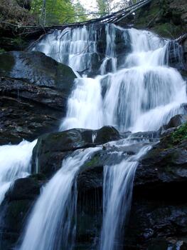 cascada con blanco corrientes de agua. verde arboles y bañador desde encima foto