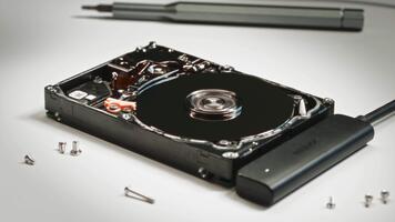 extrem närbild av avtäckt hård kör i drift - läsa skriva huvud rör på sig tvärs över spinning tallrikar under data återhämtning diagnostik i professionell labb. video