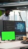 verticale Admin utilizzando isolato schermo tavoletta per codice ai algoritmi debug Software problemi e miglioramento sistema stabilità. Tech avviare ufficio lavoratore utilizzando croma chiave dispositivo, configurazione impostazioni, telecamera un' video