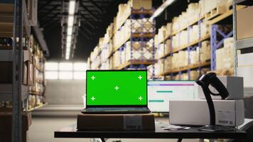 tömma stock rum med isolerat kopia Plats övervaka på arbetsstation, beredd för digital gränssnitt mockups. logistik Centrum miljö inkluderar enorm paket på hyllor eller ställ. video