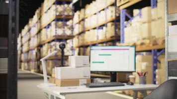 tömma e handel depå visa upp modern distribution Centrum, beställa uppfyllelse i industriell Plats utrustad för lager kontrollera och luftväg räkningen bearbetning. effektiv lagring rum. video