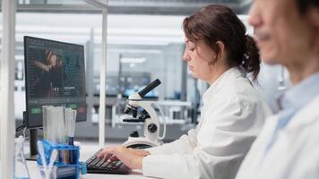 klinisch Mikrobiologe Überprüfung Zeit, warten zu Fertig Schicht, wird bearbeitet geduldig Daten. Diagnose Labor Manager mit pc zu tun genetisch Analyse Diagnose Überprüfung Handgelenk Uhr Uhr video