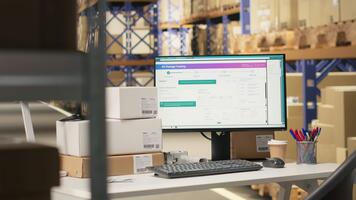 tömma uppfyllelse Centrum med industriell hyllor och lagring kuggstänger med paket för stor skala e-handel aktivitet. Plats designad för snabb leverans, produkt förpackning och beställa bearbetning. video