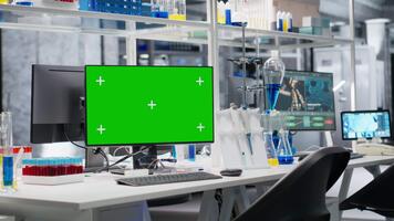 sangre muestras siguiente a verde pantalla ordenador personal en laboratorio usado a proceso paciente datos para clínico investigación. prueba tubos y pipetas siguiente a Bosquejo computadora usado para genético análisis diagnósticos en laboratorio video