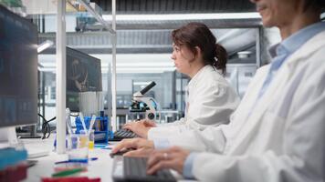 nanoteknologi forskare kontroll tid, väntar till Avsluta flytta, bearbetning patient data. labb anställd använder sig av pc till do genetisk analys diagnostik kontroll handled Kolla på klocka, kamera en video