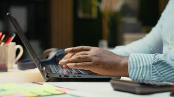 stänga upp av svart arbetstagare korrekturläsning och faktum kontroll finansiell data, granskning arkiveras filer efter timmar i strategi rum. utvärdera rapporter, forska och organisering dagordning. kamera b. video