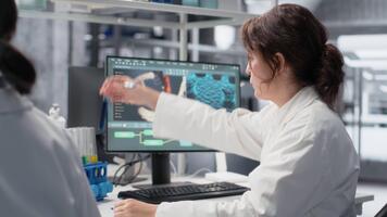 chimico ingegnere utilizzando laboratorio cristalleria con blu indicatore soluzione nel ricerca facilità. chimico guardare a cilindro con chimico fluido nel laboratorio, analizzando sostanza proprietà, telecamera B video