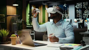 afrikansk amerikan anställd använder sig av ai verktyg med virtuell verklighet sent på natt, arbetssätt hård i de kontor med vr glasögon till säkerställa faktum kontroll och prognostisering projektioner. strategi rum. kamera a. video