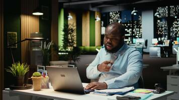 maschio attività commerciale direttore risposte arrivo Telefono chiamata in ritardo a notte, utilizzando il computer portatile per leggere riunione dati e impegnare nel un' trasparente dialogo. scambi idee per rafforzare relazioni. telecamera un. video