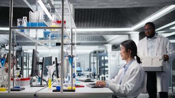 laboratorio empleado recepción lote de sangre muestras para enfermedad investigación clínico pruebas. laboratorio científico consiguiendo almacenamiento caja conteniendo optimista fluido viales para pruebas, cámara un video