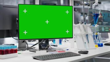 verde pantalla ordenador personal en laboratorio siguiente a tableta con interfaz demostración genético marcadores asociado con enfermedad riesgo. croma llave computadora y dispositivo en laboratorio usado a estudiar adn hebra cartografía video
