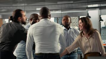 företag människor fira deras lagarbete granskning filer och diagram i en samarbete kontor. arbete team justeras strategi och förvaltning med mål och insikter för förbättrad prestanda. kamera b. video