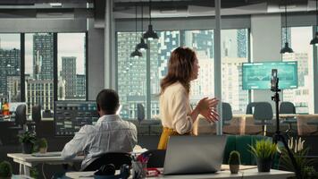 corporativo personal rodaje un anuncio para un comercial en oficina, colaborando en datos visualización y reporte intercambio. trabajo equipo discute recurso asignación y objetivos cámara b. video