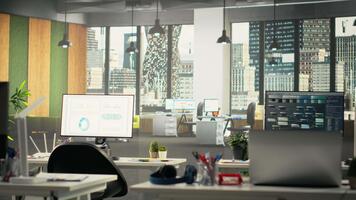 olika anställda och kollegor samarbetande i modern kontor, fokusera på projekt planera, prestanda metrik och Rapportera delning. företag människor recension data för prognoser. kamera b. video