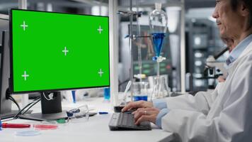 laboratorio técnico utilizando verde pantalla computadora para adn datos análisis, secundario clínico diagnósticos investigación. científico estudiando genómica información para humano salud estudiar utilizando Bosquejo ordenador personal, cámara si video