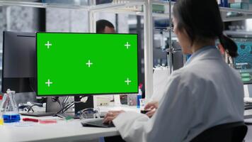 mayor investigador trabajando en aislado pantalla ordenador personal en laboratorio, estudiando genómica información. asiático empleado estudios adn hebra cartografía en Bosquejo computadora, contribuyendo a científico innovación, cámara si video