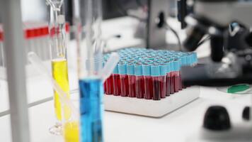 tábua e pc dentro laboratório monitores dna visualização Programas usava para processo paciente dados para clínico pesquisar. digital interface usava para genético análise diagnóstico dentro laboratório, jib baixa tiro video