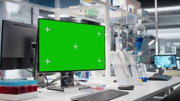 aislado pantalla computadora monitor en moderno laboratorio usado para molecular análisis investigación. croma llave ordenador personal monitor en médico investigación instalaciones laboratorio usado para adn datos comparación, enfocar fuera Disparo video