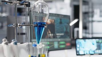 pesquisa instalação posto de trabalho com computador monitor exibindo dna dados e molecular análise interface. bioinformática genômica visualização em pc dentro laboratório ambiente, ampliação Fora tiro video