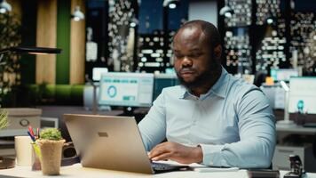 nero tipo documentare essenziale idee su carta e lettura su computer portatile, pianificazione e programmazione compiti a notte. prendere appunti con il suo grafia per un' presentazione quello riflette obiettivi. telecamera b. video