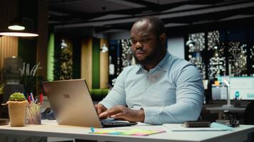 africano americano intelligente uomo fabbricazione sfondamento e avendo un' nuovo ingegnoso idea, infine In arrivo per un' realizzazione con dito su. eureka dopo ore con illuminismo e innovazione. telecamera un. video