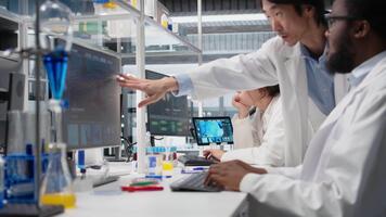 diagnóstico laboratorio gerente supervisando científicos mirando a molecular modelos en ordenador personal. equipo líder supervisando investigadores utilizando bioingeniería programa en computadora en médico laboratorio, cámara un video
