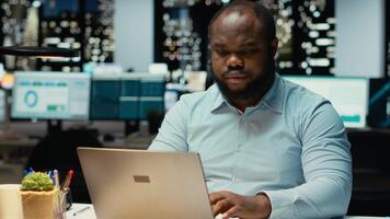 africano americano esperto homem fazer avanço e tendo uma Novo engenhoso ideia, finalmente chegando para uma realização com dedo acima. eureka depois de horas com iluminação e inovação. Câmera b. video