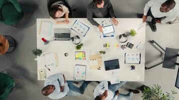 topp ner se zoom i av konferens med investerare grupp diskuterar prestanda rapporter, insikter och planera. professionell team utvärderar finansiell data och prognostisering för mål. kamera a. video