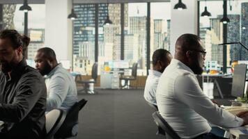 compañeros de trabajo en un multinacional empresa que se discute negocio estrategia y actuación métrica. personal consultar en pronóstico, reporte compartiendo y datos visualización mientras alineando objetivos cámara b. video