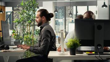 attività commerciale persone si riunirono in giro computer portatili Lavorando su progetto compiti e obiettivi per sviluppo. ufficio ambiente promuove sinergia, lavoro di squadra e intuizione attraverso analitica e pianificazione. telecamera b. video